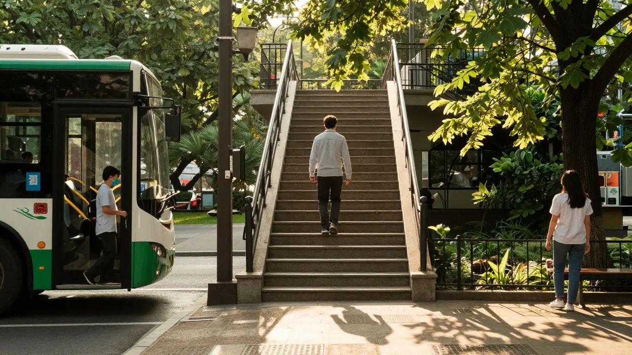 Člověk se pohybuje v parku, chodí po schodech a vystupuje z autobusu v zlatém světle.